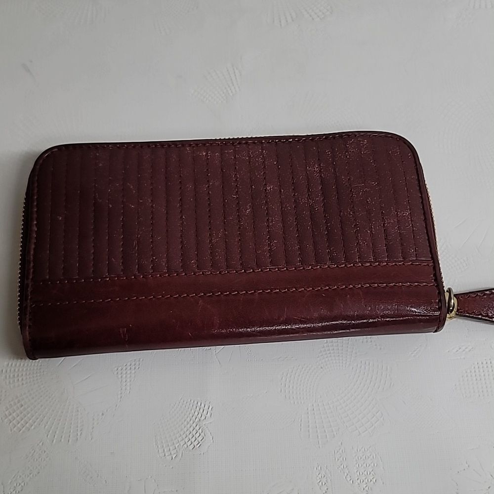 Burberry Quilted Leather Zip Around Wallet In Burgandy - Picture 2 of 12